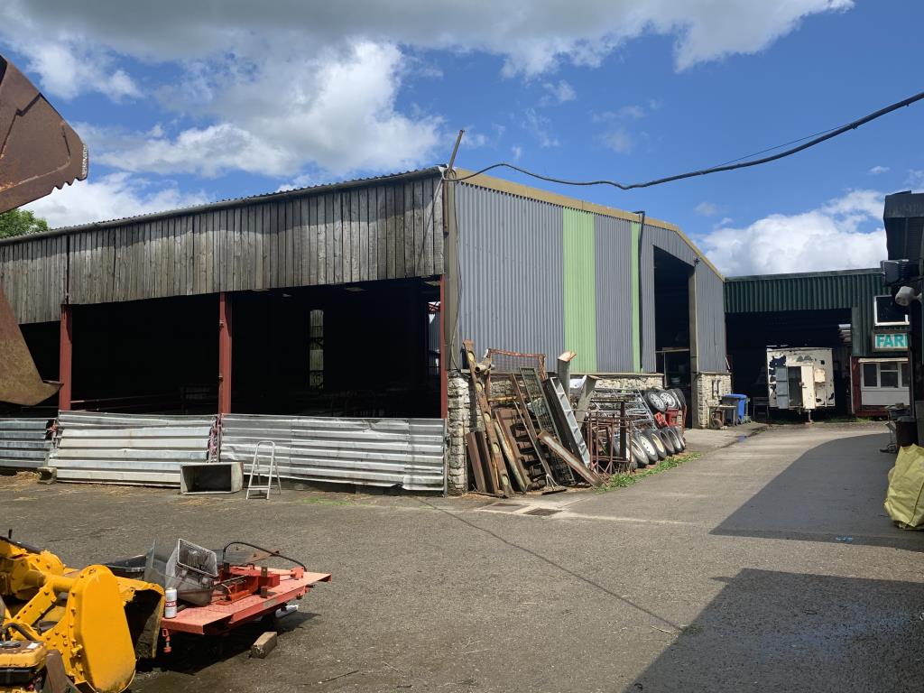 Lot: 4 - AGRICULTURAL BARNS OVER 36 ACRES OF PASTURE LAND -